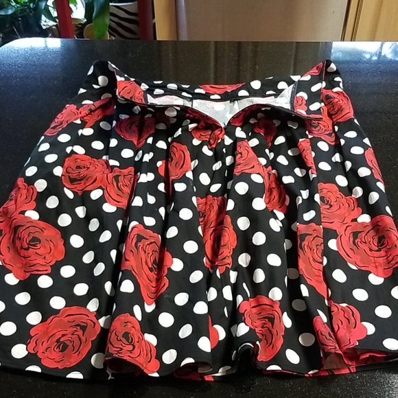 Rose's & Dots Skirt - Picture 2 of 8